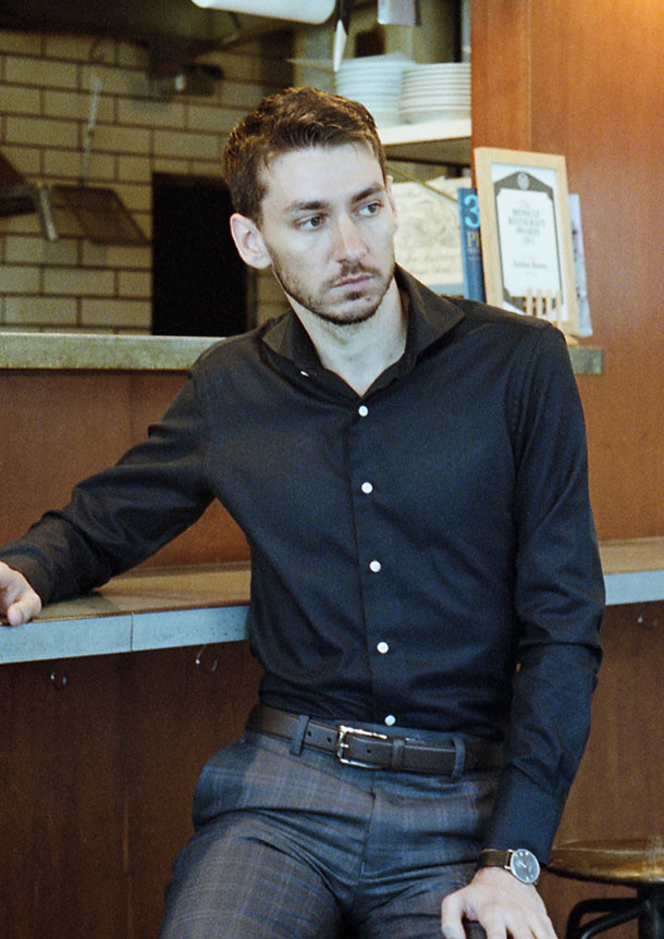 Classic Dobby(black)シャツの着用3