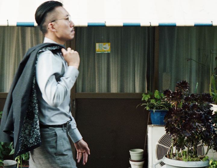 Dressy Herringbone(silver gray)シャツの着用1