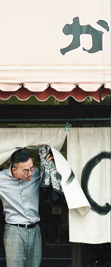 Dressy Herringbone(silver gray)シャツの着用2