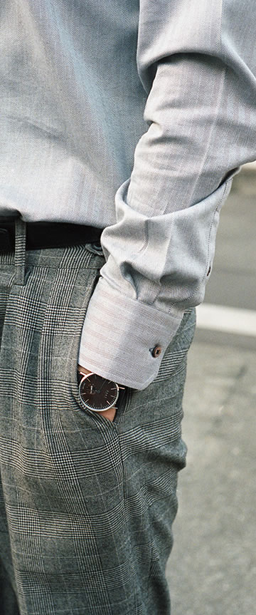 Dressy Herringbone(silver gray)シャツの着用3