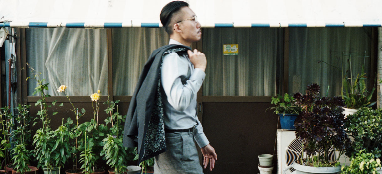 Dressy Herringbone(silver gray)シャツの着用1