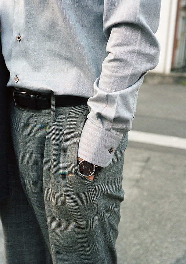 Dressy Herringbone(silver gray)シャツの着用3